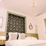 2P Studio - Eiffel Tower View - Romantic Suite-A-C